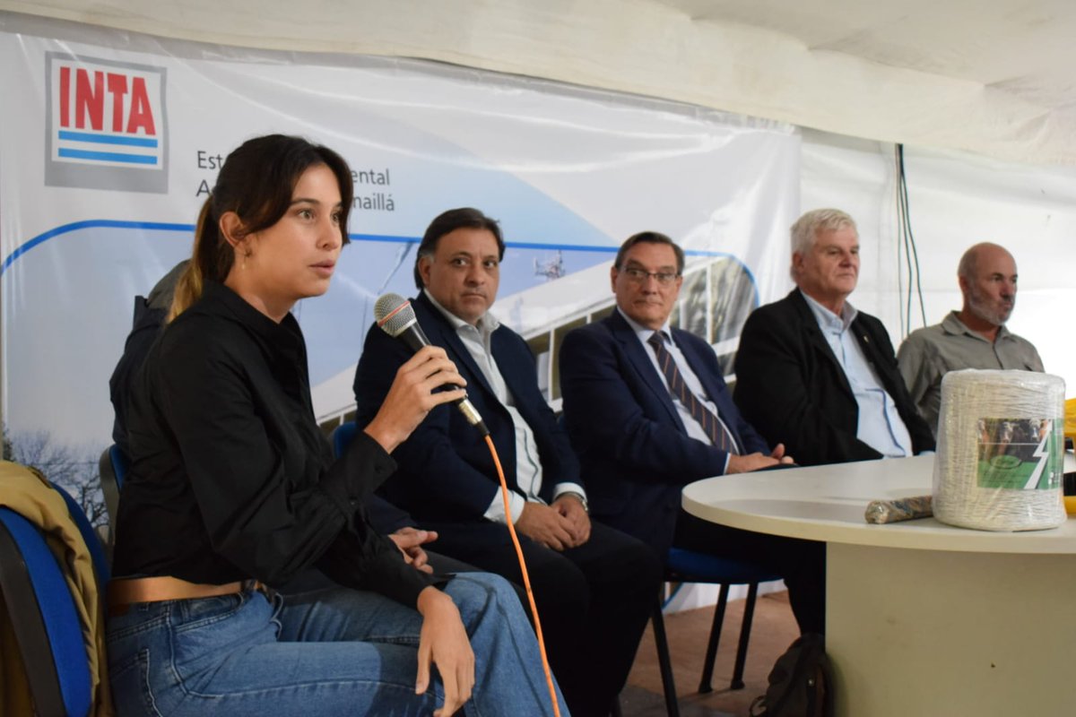 SimonPadros's tweet photo. Junto a @florencia_teran, Directora de Energía Renovable de la Nación hicimos entrega de boyeros solares en el marco del #PERMER.
Nos acompañaron @EduardoCastrook, Sec. de Coord. de @producciontuc, Miguel Gómez, presidente del #INAF, Lliliana Fortini, Directora del INTA Famailla https://t.co/mGQRxNstFu