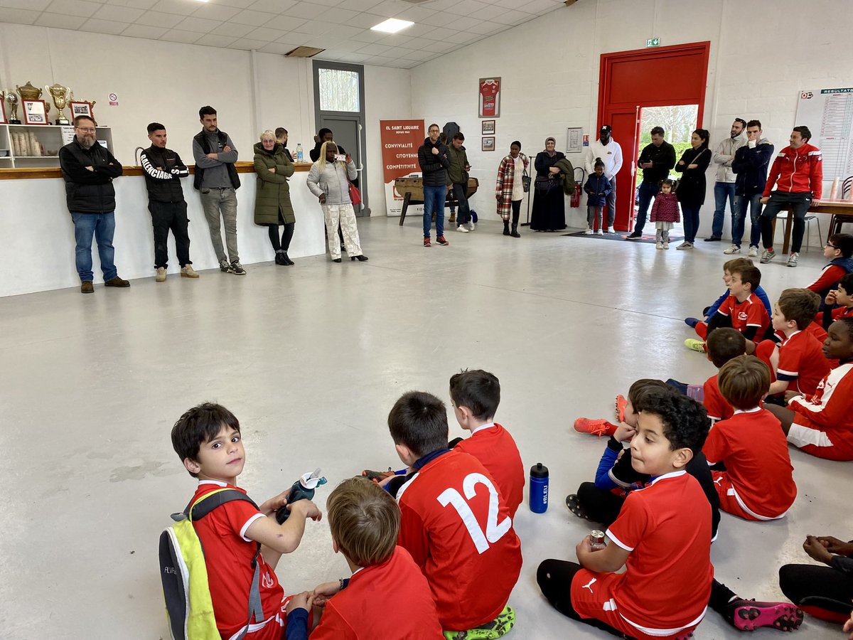OLsaintliguaire's tweet photo. 𝙍𝙚𝙢𝙞𝙨𝙚 𝙙𝙚 𝙢𝙖𝙞𝙡𝙡𝙤𝙩𝙨 💥
Mercredi, nos partenaires Ho'Clean & #LaGitane étaient présents pour remettre leur nouveau jeu de maillots à nos U8-U9 🏟️
Un moment convivial qui s’est terminé par un goûter partagé tous ensemble🍪🍹
Merci à nos partenaires 🤩
Allez l’OL https://t.co/L0J7FmjJLr