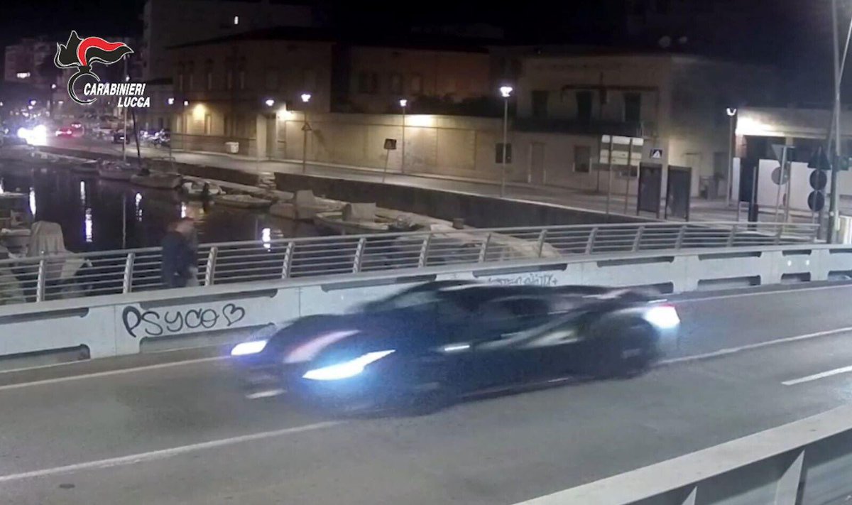FanaticsFerrari's tweet photo. 📸 | The police have revealed images of Charles Leclerc chasing after the thieves who stole his watch in his Ferrari 🤯 https://t.co/BKHnnDcB01