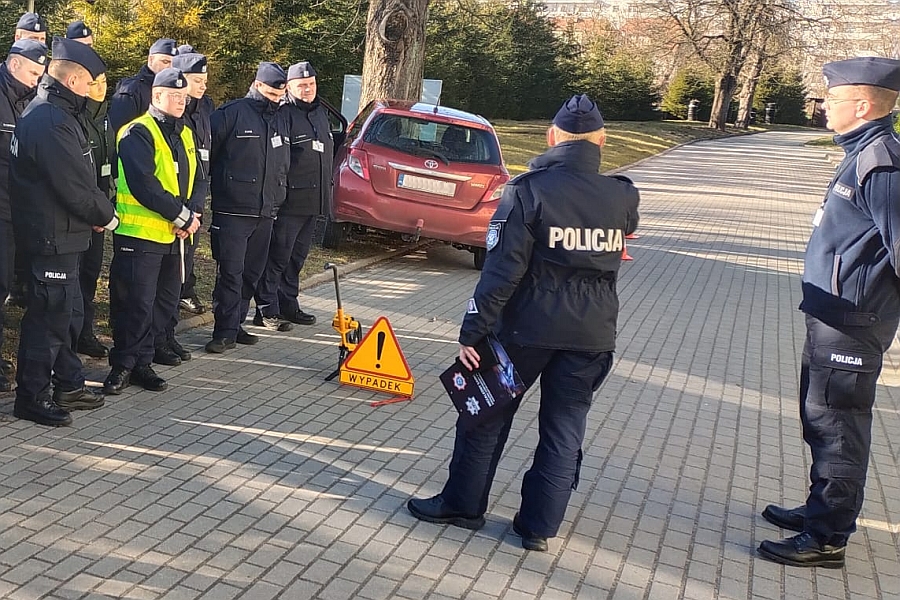 SP_Slupsk's tweet photo. "Wykonywanie czynności na miejscu kolizji drogowej” - to temat  popołudniowych zajęć fakultatywnych w jakich uczestniczyli słuchacze  szkolenia zawodowego podstawowego. 
https://t.co/waLGNmjtRe https://t.co/wLXV3IRlAw