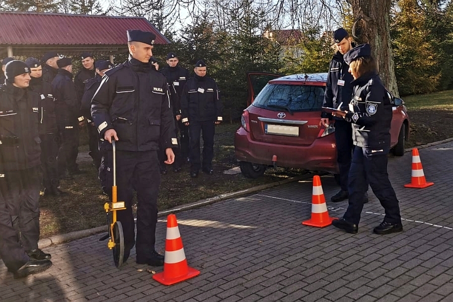 SP_Slupsk's tweet photo. "Wykonywanie czynności na miejscu kolizji drogowej” - to temat  popołudniowych zajęć fakultatywnych w jakich uczestniczyli słuchacze  szkolenia zawodowego podstawowego. 
https://t.co/waLGNmjtRe https://t.co/wLXV3IRlAw