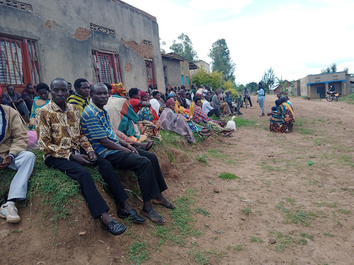 CellKarambi's tweet photo. Mu midugudu yose igize akagari ka #KarmbiMurundi habereye inteko z'abaturage aho haganiriwe kuri Musa, Gahunda yo kwikura mu bukene, Icyumweru cy'icyunamo, Isuku, Umutekano,.... ku rwego rw'akagari yabereye mu mudugudu wa #Rugunga @MurundisectorK @KayonzaDistrict @BoscoNyemazi https://t.co/838Tvd2rJv