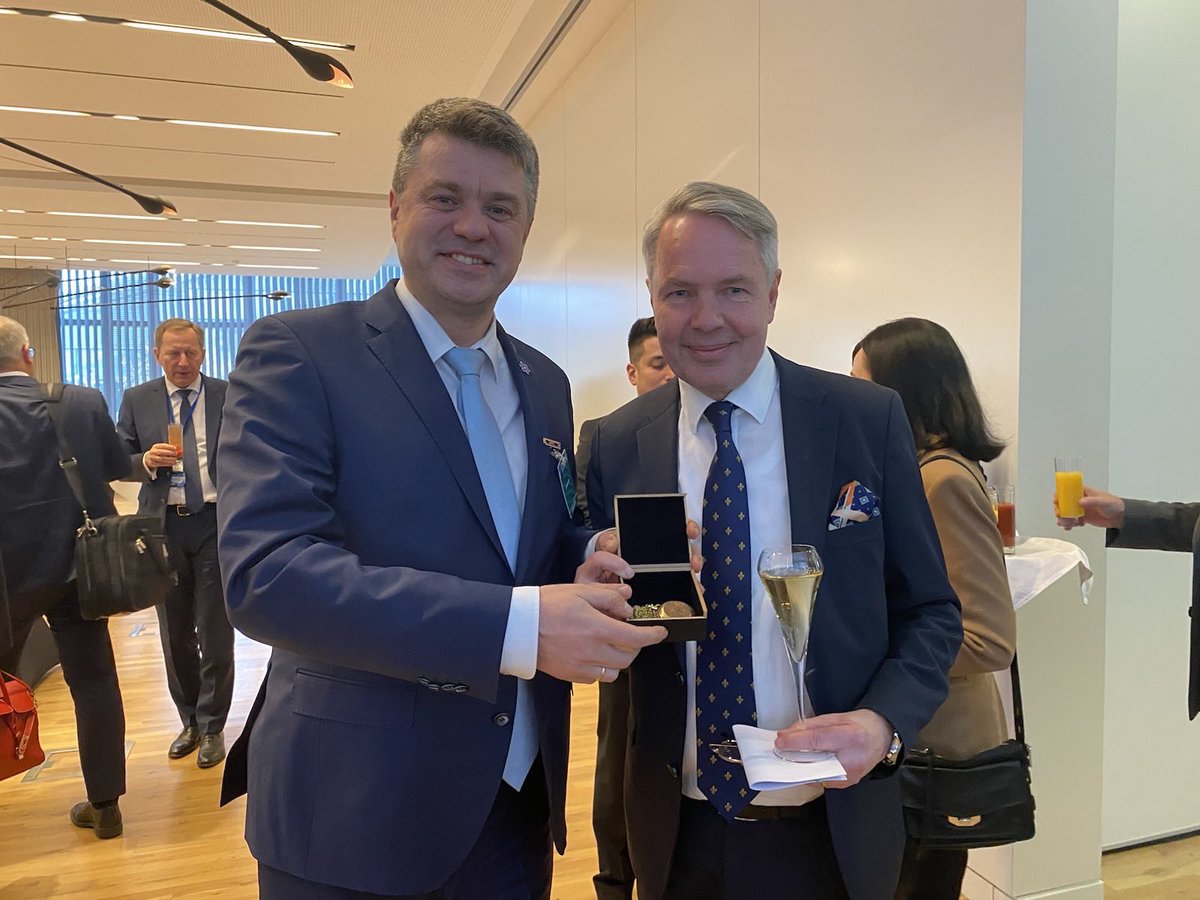 I just had the absolute pleasure &amp; honour to present a compass 🧭 as a welcoming gift to <a href="/NATO/">NATO</a> from <a href="/MFAestonia/">Estonian MFA 🇪🇪 | 🌻 #StandWithUkraine</a> to my good friend <a href="/Haavisto/">Pekka Haavisto</a> representing the direction we should look ahead.

I’m glad to see that we walk together towards that direction.

#StrongerTogether 🇪🇪🤝🇫🇮