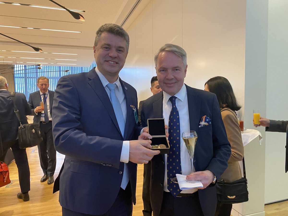 I just had the absolute pleasure & honour to present a compass 🧭 as a welcoming gift to @NATO from @MFAestonia to my good friend @Haavisto representing the direction we should look ahead. I’m glad to see that we walk together towards that direction. #StrongerTogether 🇪🇪🤝🇫🇮