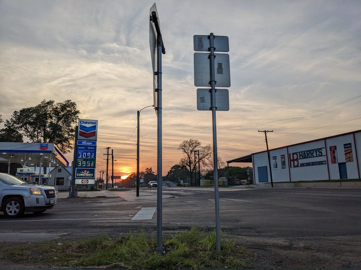 tinymachine's tweet photo. Yesterday was my first day on the road. I didn't know which way to take until I was sitting in my car around 12:30.
There's a stretch of 135 about a half hour SW of Troup, TX that is so magical and it turns out I had a date with a sunset at a very specific spot.
#BringDeanHome https://t.co/uHgktz6xSu