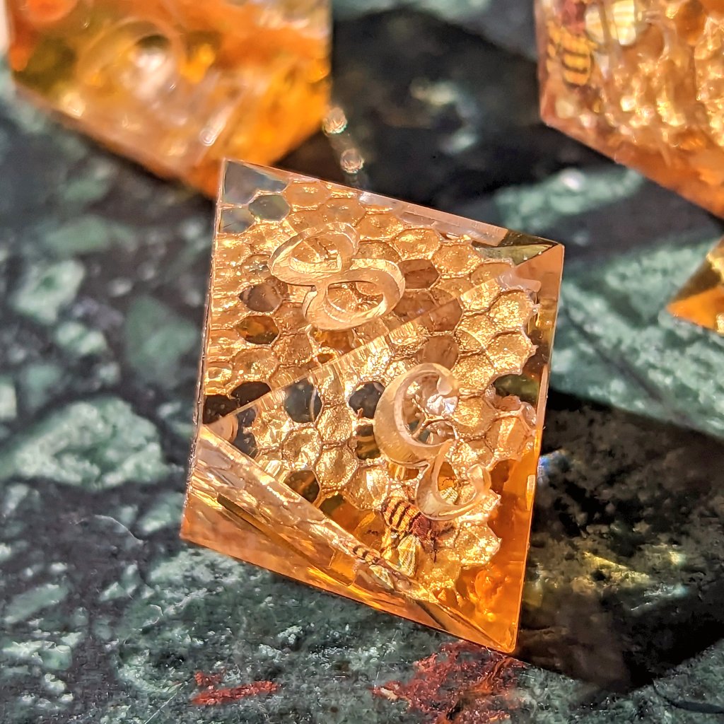 🐝 After 3 years of dicemaking, I finally made bee dice! 🍯 I'm really proud of the honey comb, it took some experimenting to get just right #dice #dnd