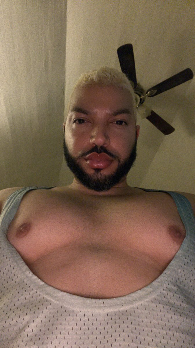 yeoning1's tweet photo. 💦 #tits #chest https://t.co/5zXI3xuuoK