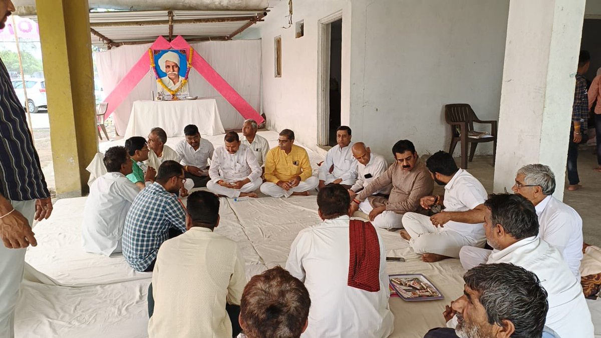 iShankarLalwani's tweet photo. स्व.बद्रीलाल जी मुकाती के निधन पश्चात उनके निवास स्थान ग्राम दतोदा (घाटा बिल्लोद) जाकर श्रद्धांजलि अर्पित की एवं परिजनों को सांत्वना दी। https://t.co/SWIIH7Op53