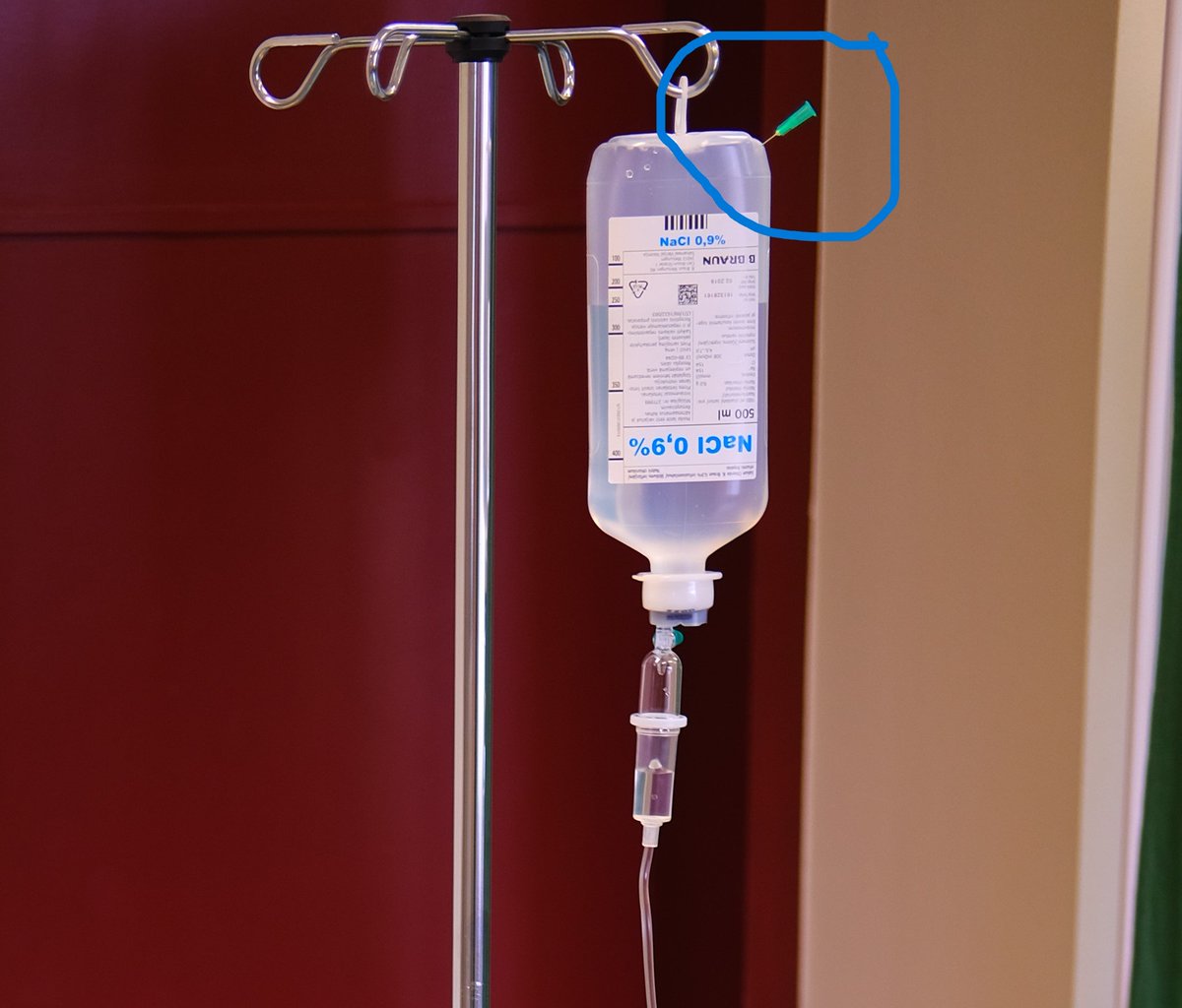 Pacient, zini ka šis ir ļoti liels 🚩
Adatas nedrīkst durt sistēmas pudelē. Asinsrite ir sterila, istabas gaiss nē, caur šo adatu istabas gaiss un mikroorganismi nonāk pudelē un var nonākt asinsritē. Ja to redzi ziņo nodaļas, slimnīcas virsmāsai, veselības inspekcijai u.c.