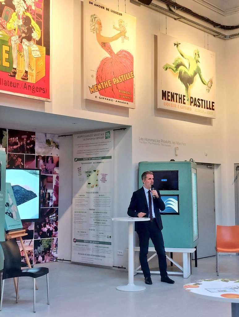 Dest_Angers's tweet photo. Club Tourisme, Affaires et Événementiel 🤝
Au sein de l'Espace Menthe Pastille @GiffardLiqueurs, la rencontre débute par un mot d'accueil de Pierre Jouanneau-Giffard et de @thie2ryg, directeur général de #destinationangers.
#meetinangers https://t.co/ioTVtrKhOC