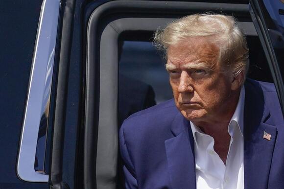 🇺🇸 | Juicio a Trump: La Corte Penal de Manhattan da marcha atrás y anticipa que Trump no quedaría detenido, no se le tomarían las huellas ni se le sacaría una foto policial.

Sin embargo, podría ser obligado a no salir de Nueva York hasta que concluya el juicio, impidiéndole