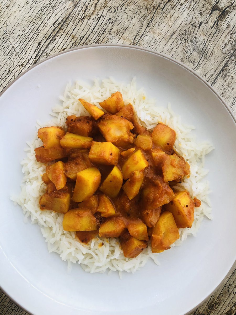 ChotaiReena's tweet image. Sometimes it's best to keep things simple. My version of #Gujarati Potato Curry (Bateta Nu Shaak). Minimal spices used &amp;amp; can be made in 20 mins. Any variety of potatoes can be used, but avoid floury ones. Best served with hot chappatis and plain boiled rice 🍚#ReenasRecipes
