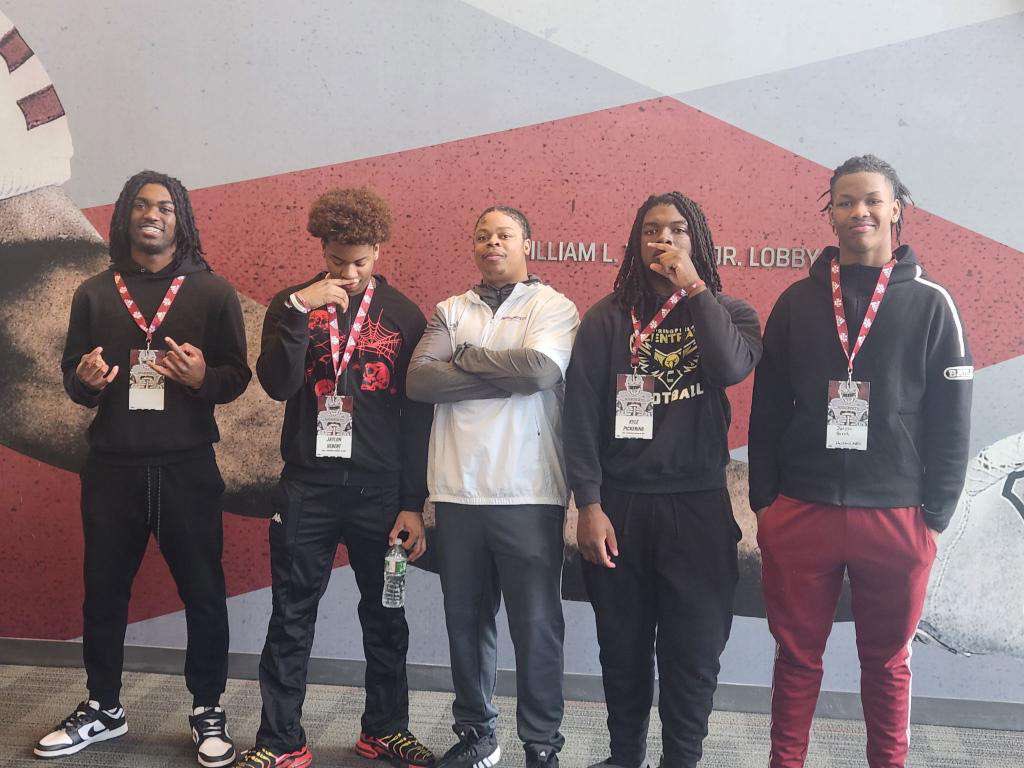 jahsenwilliams1's tweet photo. Amazing day at umass🙌🏿❤️ loved the campus and the energy @ValdamarTBrower @JuiceWa45 @SupremeAthlete_ @ESAofNewEngland https://t.co/CLj6otvmWz
