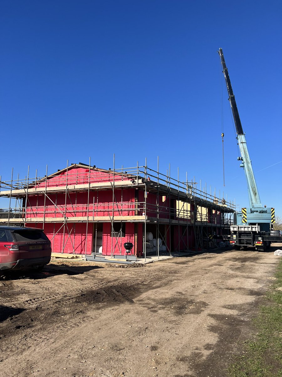 Frame_Tech's tweet photo. Great site visit today seeing our latest #classq. Barn build going up looks amazing and the fab weather helps #timberframe #energyefficiency #timefortimber the only way to build no better place to be when the blue skies are out 😊👍 https://t.co/TpiOiGJeT6