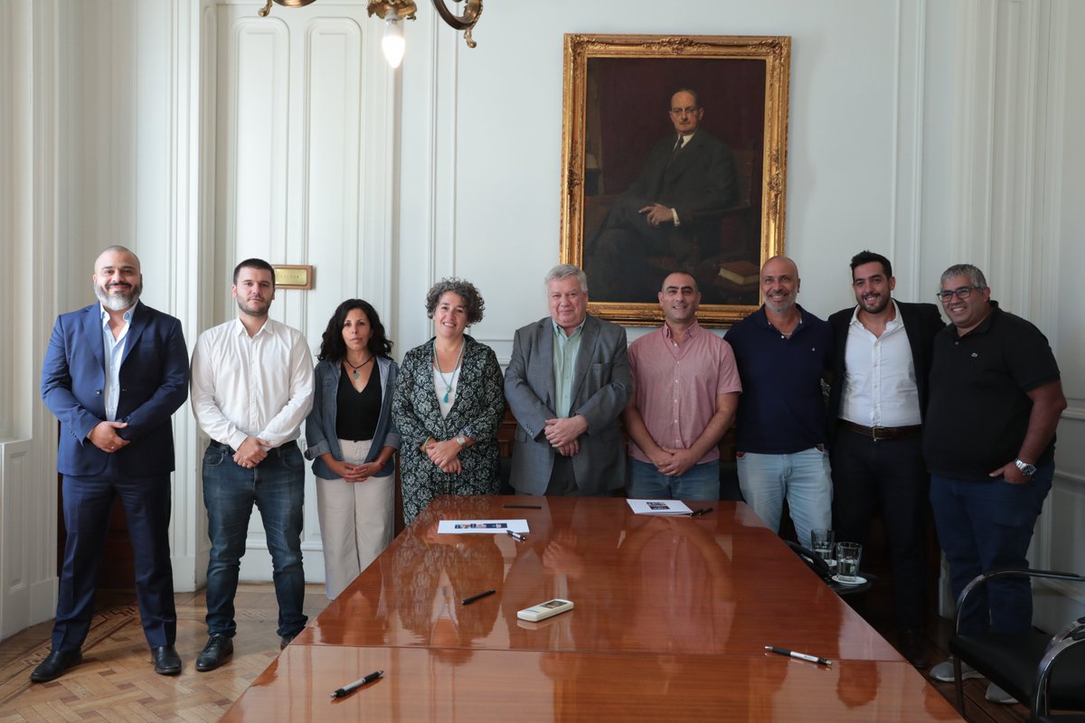 La UBA brindará capacitación en RCP

El rector Ricardo Gelpi y Luciano Cagnacci, secretario general de <a href="/APUBA/">Prensa Apuba</a>, firmaron un acuerdo para capacitar en primeros auxilios y reanimación cardiopulmonar al personal nodocente y autoridades de la UBA.

Más info: uba.ar/#/noticias/6707