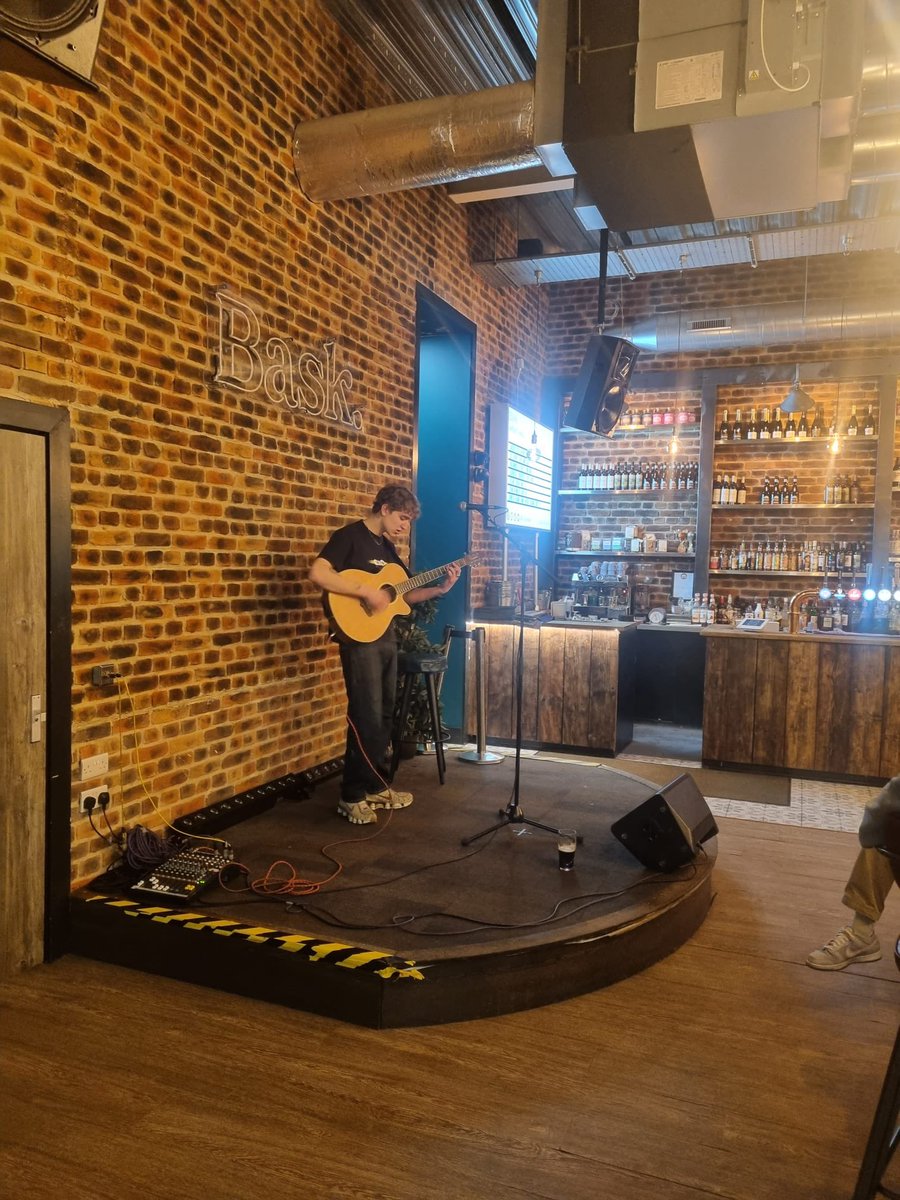 fitzstockport's tweet photo. Last night was our 40th Acoustica, and was hosted by the ace @The_Pentatonic. 

We just want to say a big thank you to everyone who turns out every Monday. Legends.

And a huge big bear hug to all the artists. You the best 🧡 https://t.co/TU0oeoDm1T