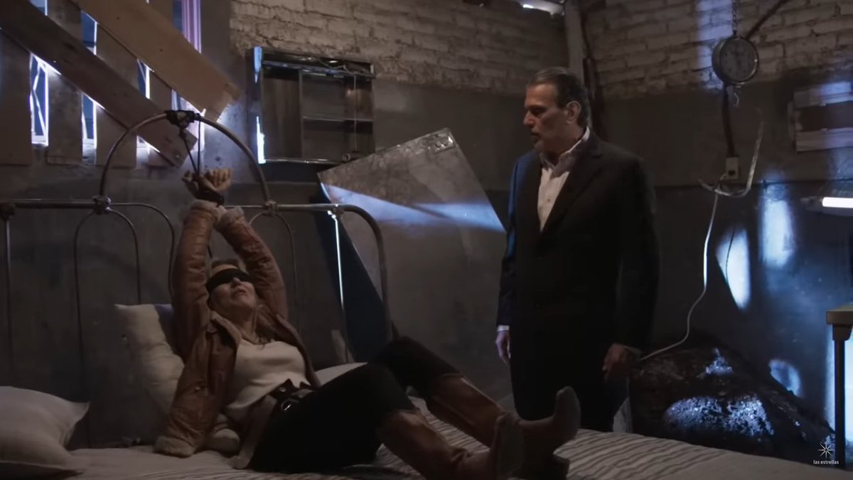 Amanecer_TV's tweet photo. Ramsés salva a Leona de la maldad de Calixto 😈😱🔥 #ElAmorInvencible ⛵️ @GuillermoGCantu @Anboy88 @vgonzalezactor https://t.co/17VOE6ei0p