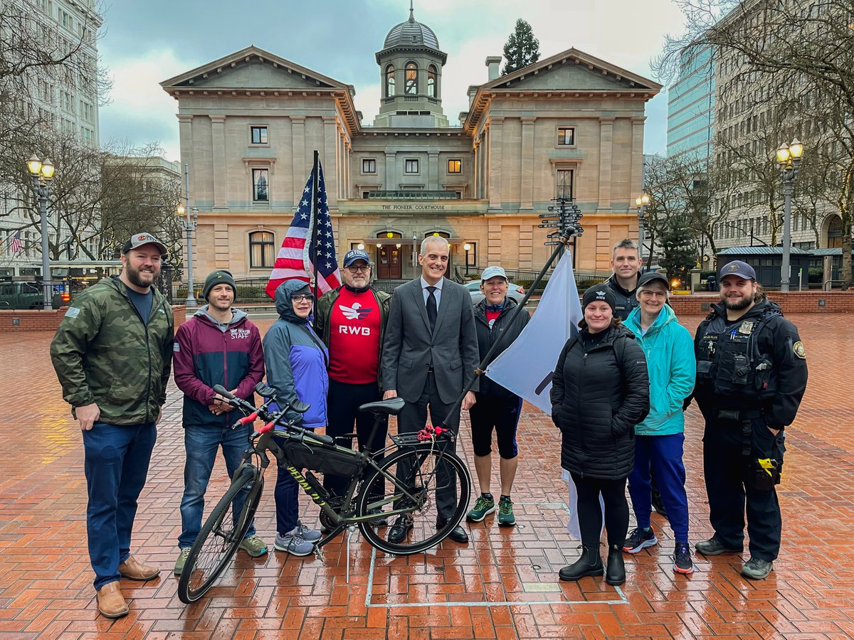 TeamRWB's tweet image. #OldGloryRelay got a surprise visit today from the Secretary of Veteran Affairs Denis McDonough! @DenisMcDonough @DeptVetAffairs 

#oldgloryrelay #teamrwb #veterans #community