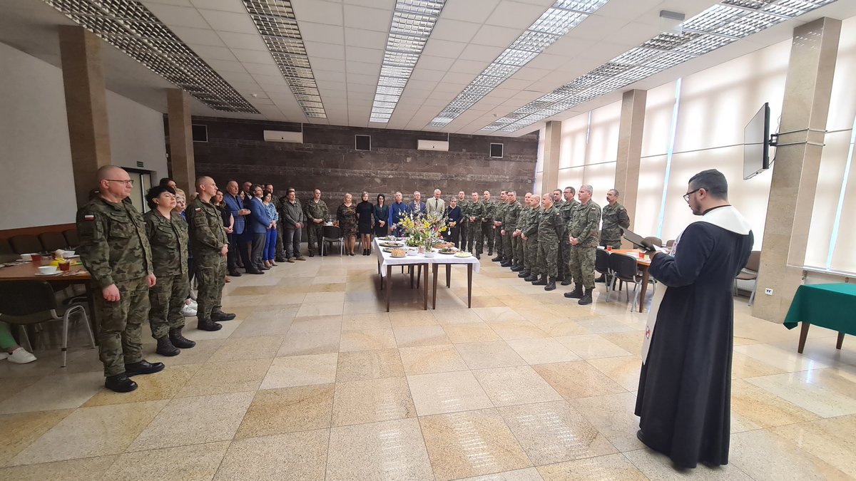 JerzyFlis's tweet photo. Święta Wielkanocne tuż tuż❗️
Zanim jednak zasiądziemy do śniadania wielkanocnego w gronie rodzinnym czas na spotkanie w gronie "rodziny" zawodowej, tak też było dzisiaj w #OZCWCRLublin.
Dziękuję za wszystko co zrobiliście, robicie i zrobicie👍 https://t.co/PonFWadyS8
