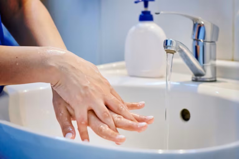 Have you experienced watery eyes while wearing your lenses? It's a common issue that can be pretty frustrating and uncomfortable. Check out these prevention tips!
#Lens.com #Lensdotcom #ContactLenses #EyeHealth #WateryEyes #LensTips #EyeStyle
lens.com/eyestyle/tips-…