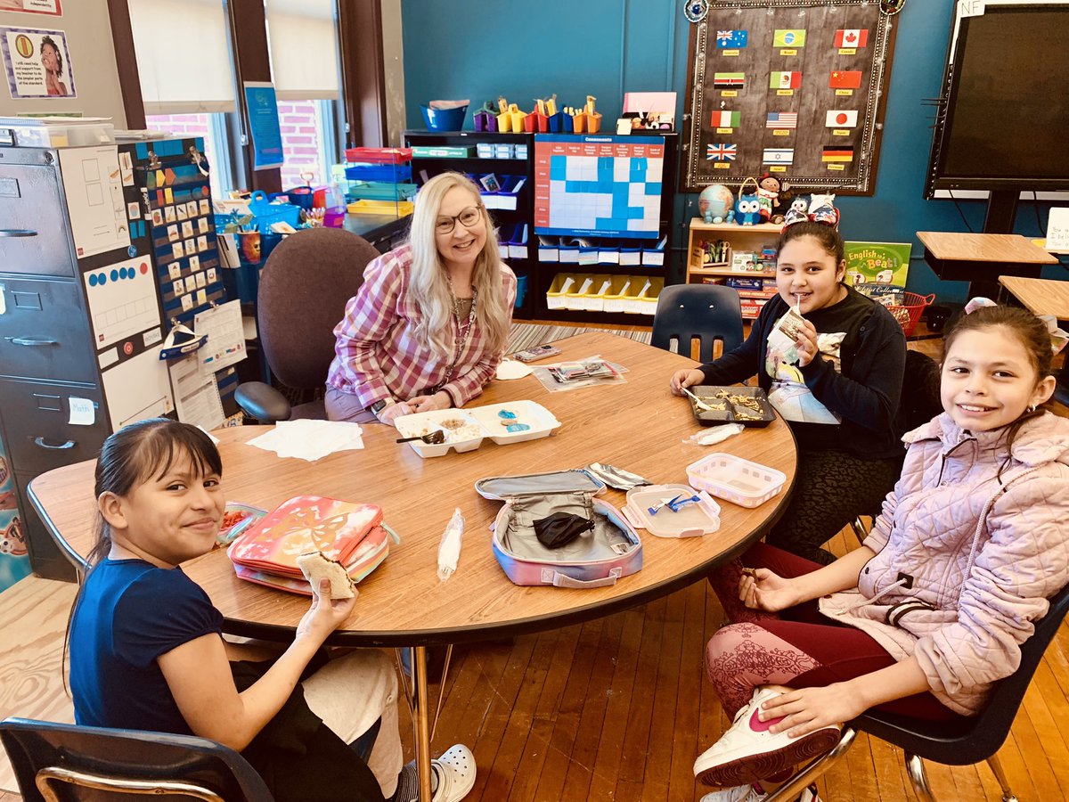Shout out to Michelle Cunningham, Lunch Buddy mentor at <a href="/KCPS_James/">KCPS James</a>, having lunch and bonding with her mentees. #RelationshipsMatter <a href="/kcpublicschools/">KCPS</a>