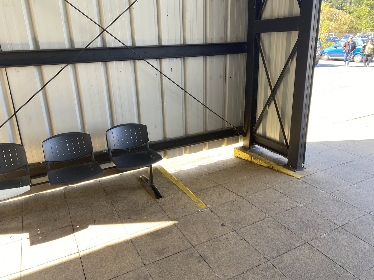 pgarridoa's tweet photo. Genialidad en el aeropuerto de Osorno. Un cobertizo sobre el acceso universal https://t.co/w8GStajrW0