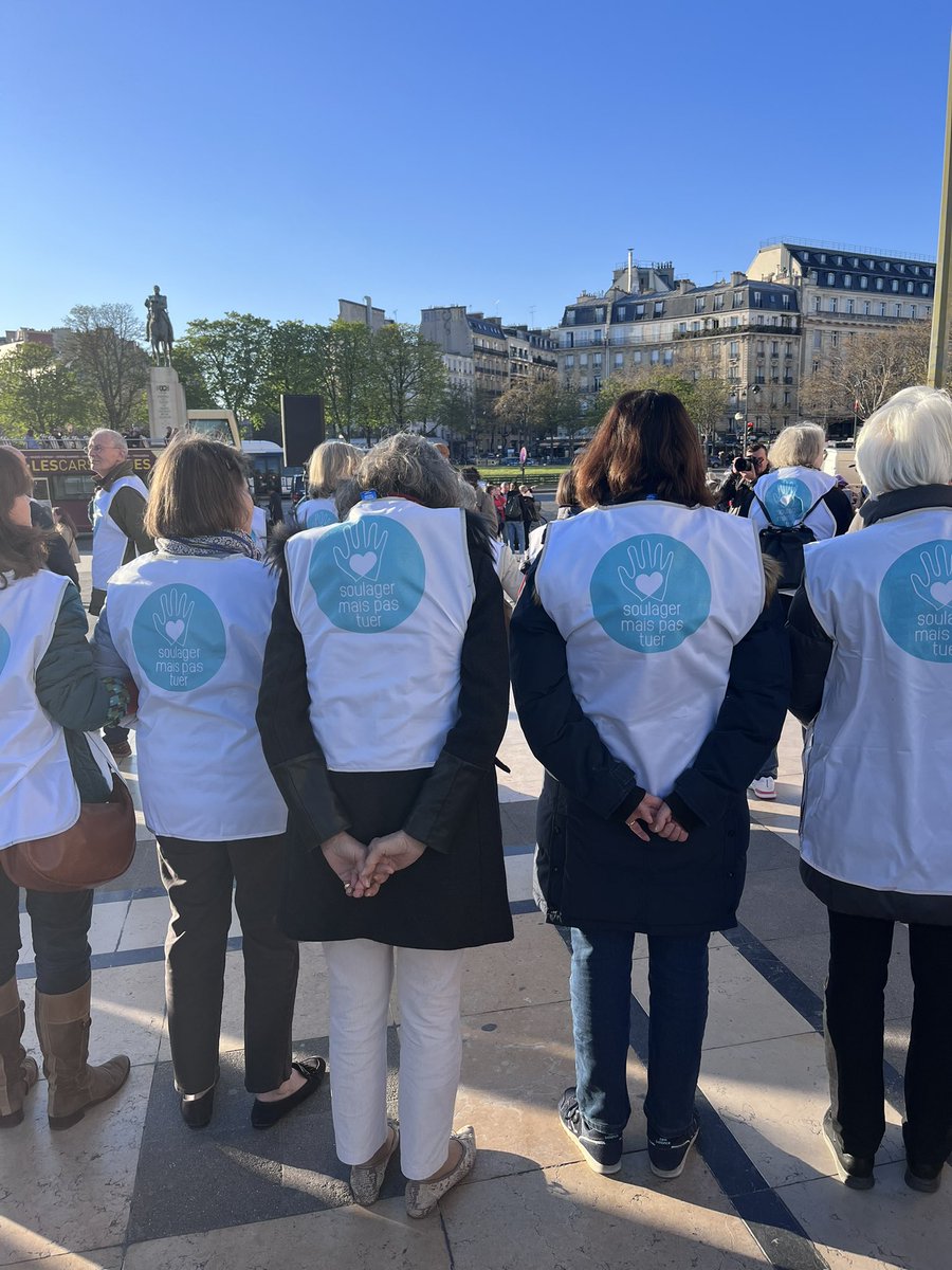 barkanos's tweet photo. #FindeVie une chaîne de solidarité de @soulagerpastuer au #Trocadero et dans de nombreuses villes pour défendre les plus vulnerables. https://t.co/eN6HuSr09q