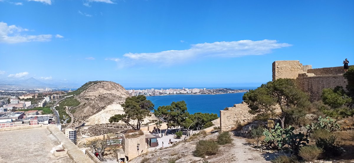 robertposada's tweet photo. Hermoso día en #CastilloDeSantaBarbara en @alicanteayto. Amo #España 🇪🇦 https://t.co/C5dvf9E3KK