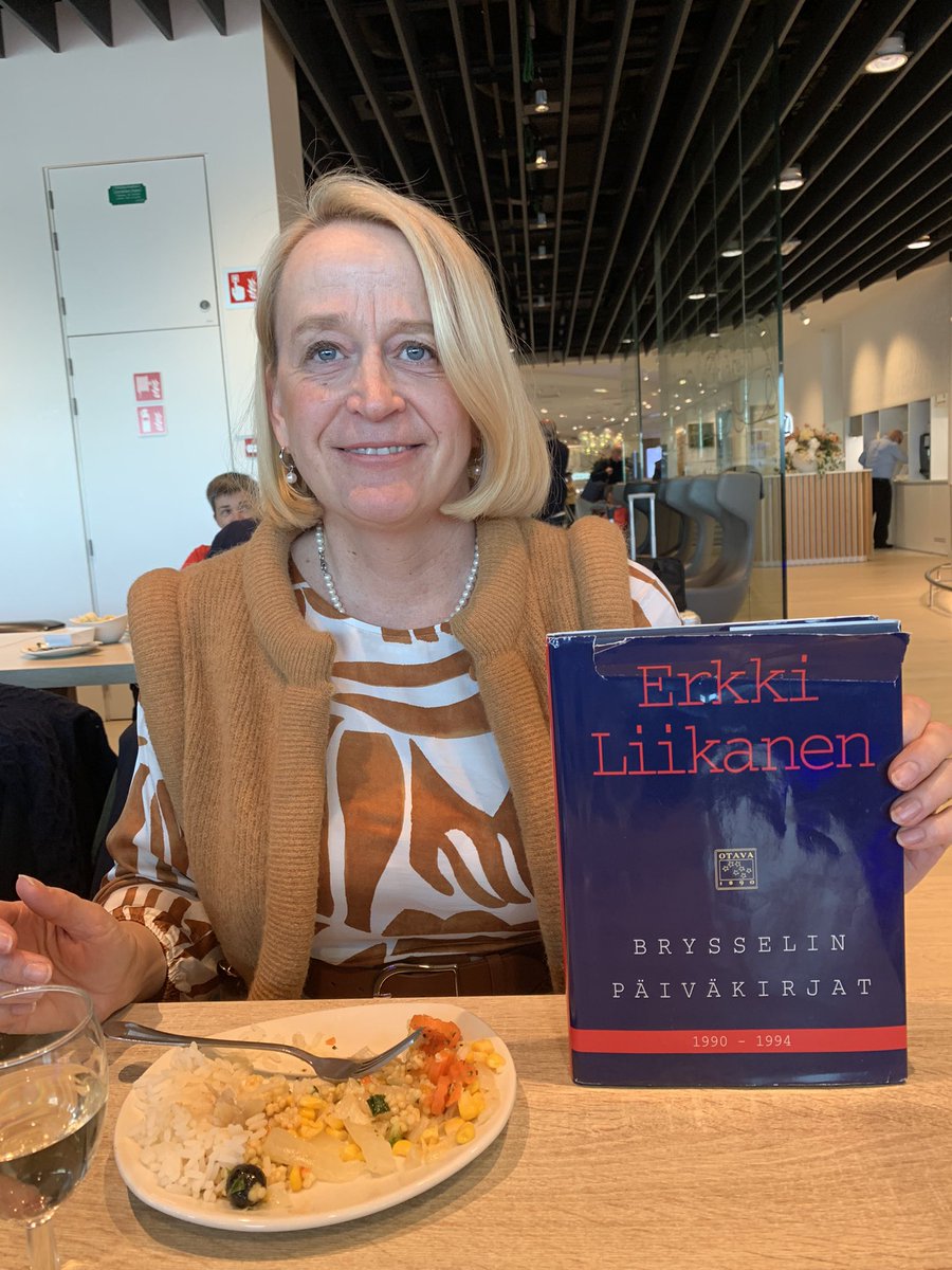 ❤️:llinen kiitos <a href="/LiikanenErkki/">Erkki Liikanen</a> 🙏 Tunteikkaan hienon päivän huipennus. Olit täällä kun Suomesta tuli EUn jäsen. Nyt me molemmat kun NATOn jäsen.