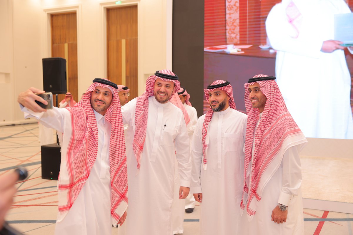 في ليلةٍ التقت سواعد شيدت جدوى للاستثمار على مر السنين، أُحييَت فيها الذكريات وتواردت فيها جميل اللحظات. شكرا لكل من بنى هذا الكيان.شكرا لكم عائلة جدوى.
#Always_a_Jadwan
#Jadwa_Alumni_Suhoor