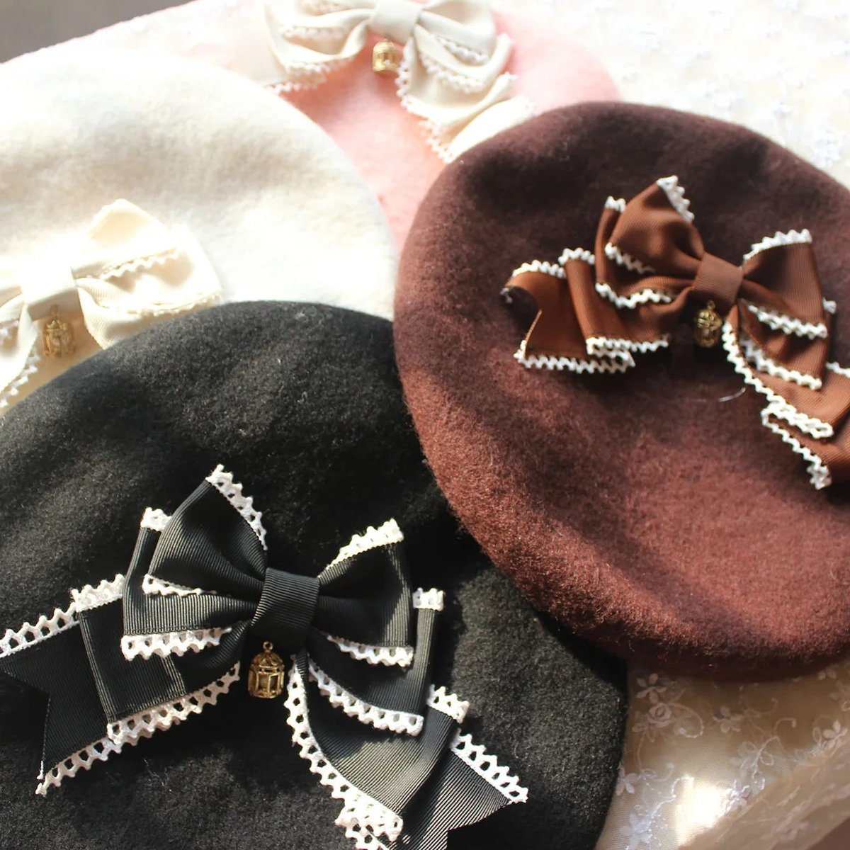 lolitacollectiv's tweet image. 🥰Berets are just perfect for any type of look.🥰
They are so charming &amp;amp; versatile. These #Berets from Ada&apos;s Box can be worn two different ways since it&apos;s bow is detachable. So you could go fore more of simple classic look or a little more detail with it. #lolitafashion #jfashion