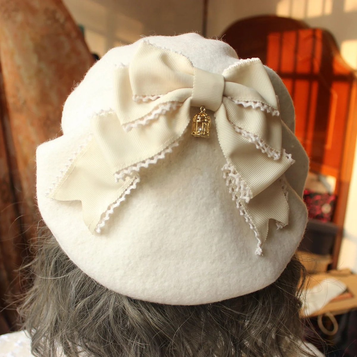 lolitacollectiv's tweet image. 🥰Berets are just perfect for any type of look.🥰
They are so charming &amp;amp; versatile. These #Berets from Ada&apos;s Box can be worn two different ways since it&apos;s bow is detachable. So you could go fore more of simple classic look or a little more detail with it. #lolitafashion #jfashion