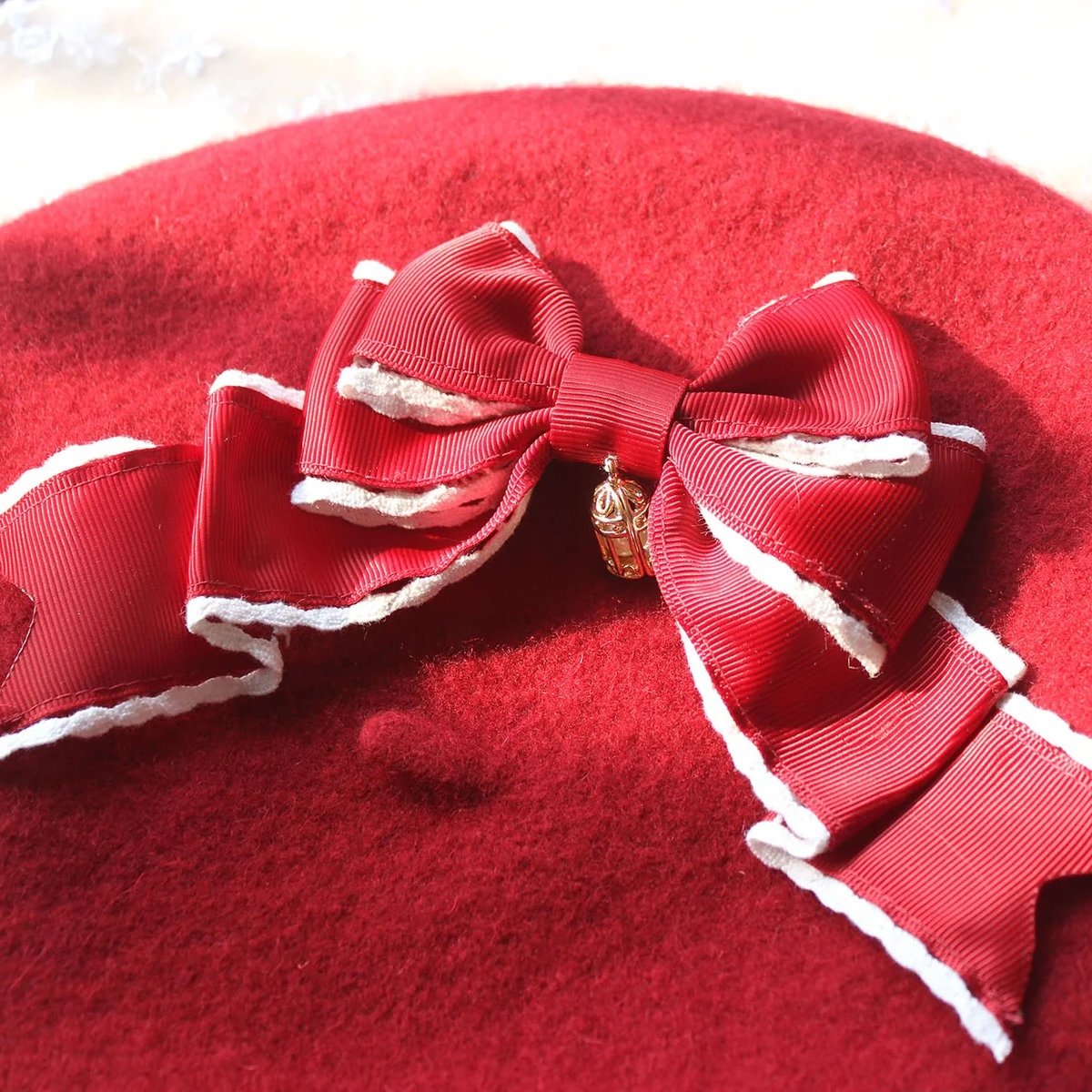 lolitacollectiv's tweet image. 🥰Berets are just perfect for any type of look.🥰
They are so charming &amp;amp; versatile. These #Berets from Ada&apos;s Box can be worn two different ways since it&apos;s bow is detachable. So you could go fore more of simple classic look or a little more detail with it. #lolitafashion #jfashion