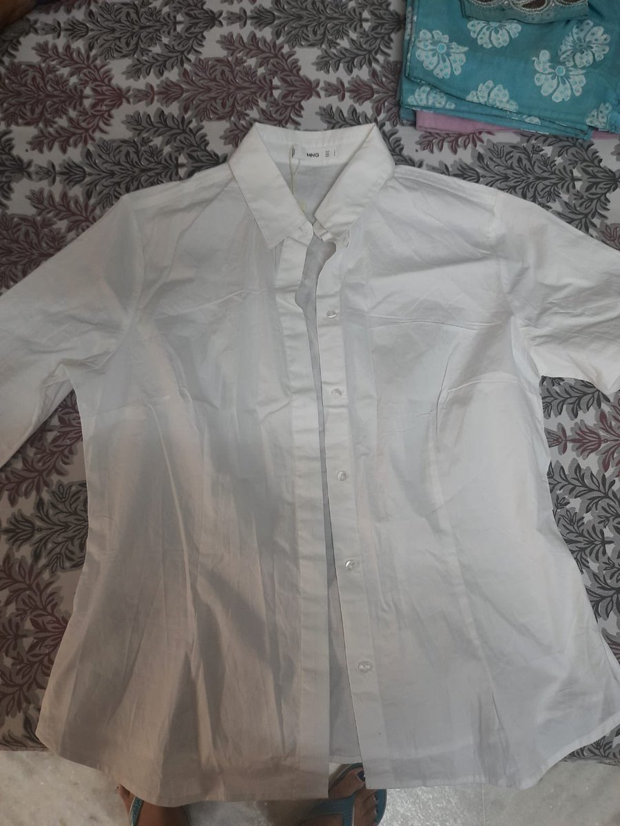 sanchi16's tweet photo. My friend recently faced issue with @myntra order. Recieved same product two times instead of right ones. Now @myntra not returning the duplicate item. Order ID # 1231468 48270185538701. Really disappointed with customer care service. U lost a loyal one ! @myntra @MyntraSupport https://t.co/YLegZd7Rt0