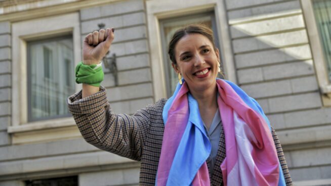 CambrolleMar's tweet photo. En cruenta lucha por #LeyTrans @IreneMontero se ganó mi confianza y admiración a base de honestidad, valentía y determinación.Soportó lo indecible por no elegír el camino fácil, sino el decente. 
Además de una gran política es lo mejor que le ha pasado a este país en mucho tiempo https://t.co/kVgfAJxxG5