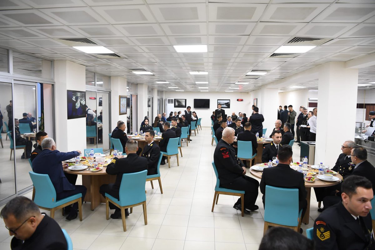 AntalyaValilik's tweet photo. 📍Sahil Güvenlik Okul Komutanlığı

Vali @ersinyazici1, Mübarek Ramazan ayının mağfiret ikliminde iftarını denizlerimizin ve sahillerimizin 7 gün 24 saat güvenliğini sağlayan, Mavi Vatan’ımızın yılmaz bekçileri olan Sahil Güvenlik Personelimiz ve öğrencilerimiz ile birlikte yaptı. https://t.co/e5zKPPYlKR