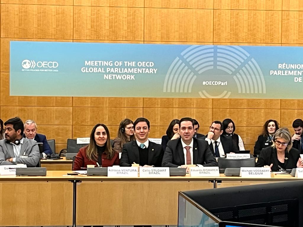 Começou hoje a reunião da Rede Global de Parlamentares da OCDE, que reúne parlamentares de diversos países para promover boas práticas e troca de experiências entre pares. Do Brasil, participam os Deputados Federais Anna Ventura, Célio Studart, Eduardo Bismarck.