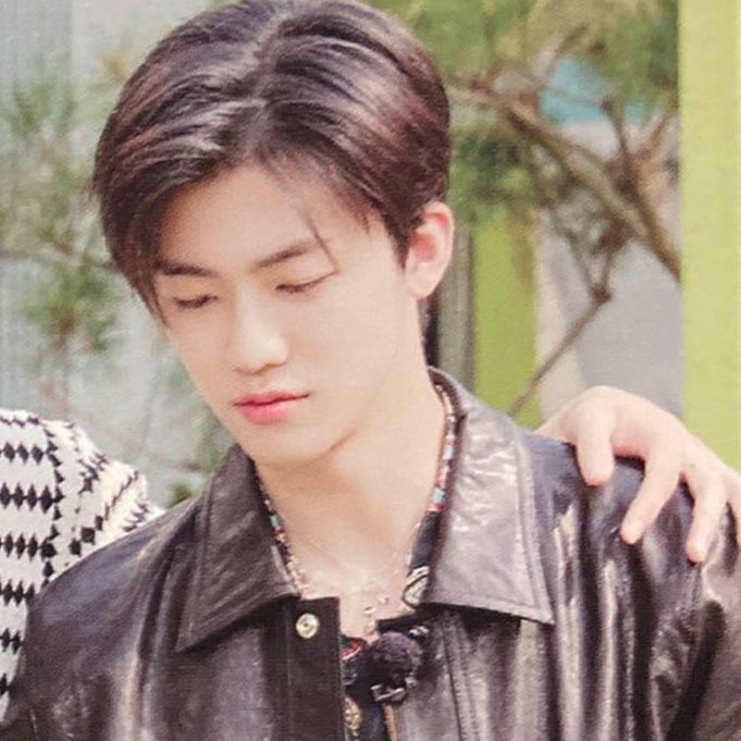 retrockstar's tweet photo. 5. jaemin 

the type of person who’ll make it clear that ‘what’s mine is mine’ without saying it, he doesnt feel threatened easily, the type of bf who doesnt need to say anything but his hand was holding your waist all along if he knows many men kept their eyes on his gf https://t.co/Ent3W0g4jb