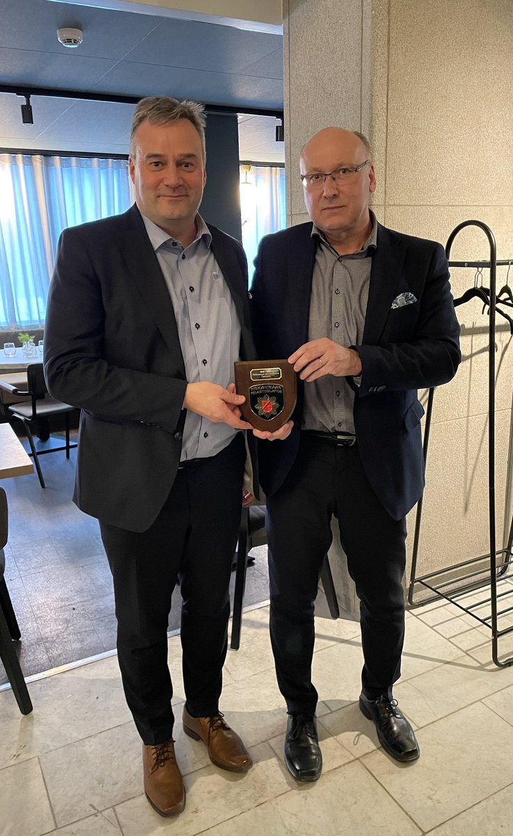 TT_Toivonen's tweet photo. Hihamerkin vaihto. Tänään luovutettiin @Tamperekaupunki’n  @juhay_r @pirkanmaanpela’n viimeinen reliefi, jossa on kaupungin vaakuna.
Uudet numeroidut reliefit ojennettiin uudelle isännälle @Pirha_fi valtuuston pj @LauriLyly’lle ja @Sisaministerio pelastusylijohtaja @KimmoKohvakka https://t.co/jf5F8PmCxn