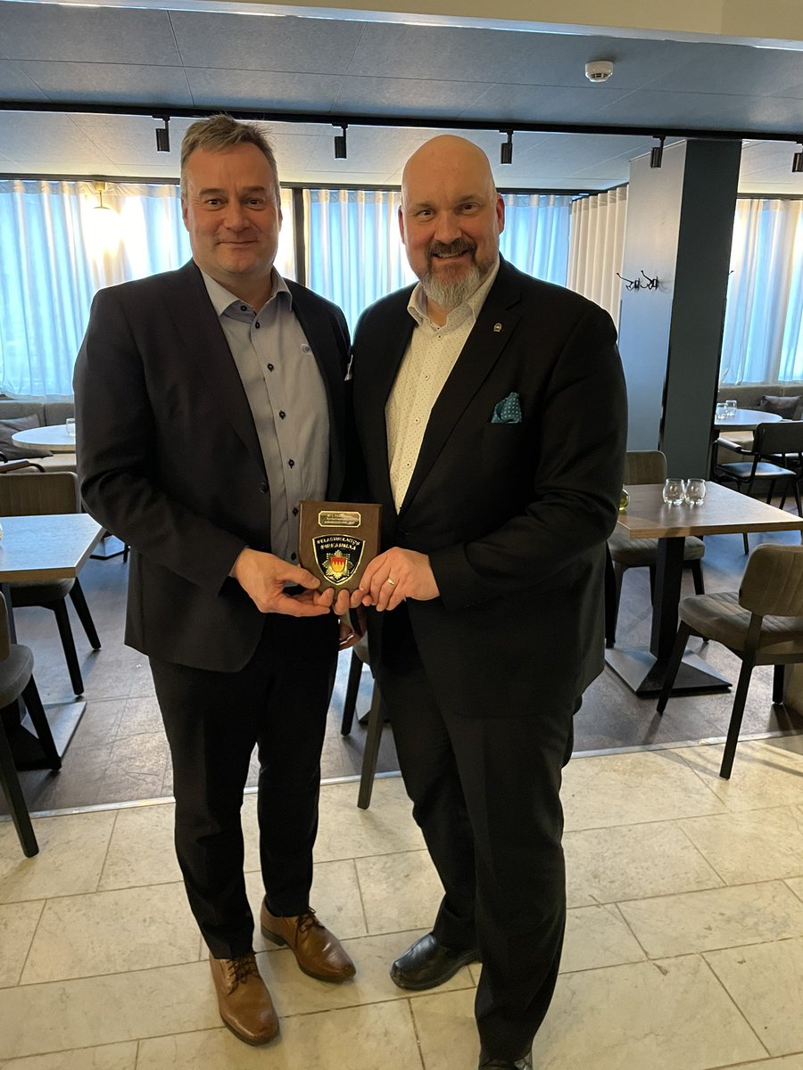 TT_Toivonen's tweet photo. Hihamerkin vaihto. Tänään luovutettiin @Tamperekaupunki’n  @juhay_r @pirkanmaanpela’n viimeinen reliefi, jossa on kaupungin vaakuna.
Uudet numeroidut reliefit ojennettiin uudelle isännälle @Pirha_fi valtuuston pj @LauriLyly’lle ja @Sisaministerio pelastusylijohtaja @KimmoKohvakka https://t.co/jf5F8PmCxn