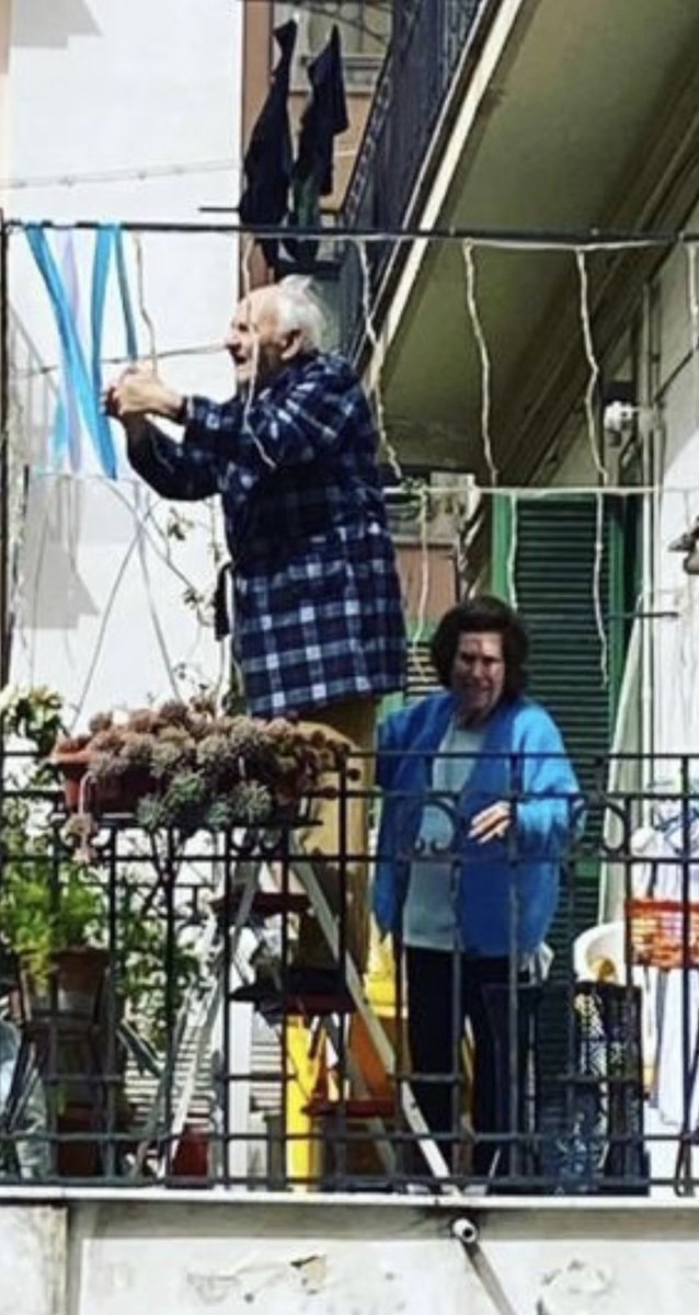 gmastellone's tweet photo. 💙Una delle più belle foto che ho visto!Un vecchietto sullo scaletto mantenuto dalla moglie colto mentre addobba il suo balconcino di strisce azzurre 💙⚽️ in onore del suo Napoli! Vera passione, questa è Napoli e questo sono i napoletani. https://t.co/fWFTthKb9D