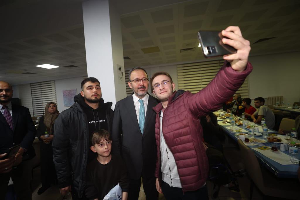 kasapoglu's tweet photo. Bugün, spor federasyonları başkanlarımız ile depremden etkilenen vatandaşlarımızın iftar sofrasında, GSB Gölbaşı Yurdundayız. https://t.co/K6fWza1lnI