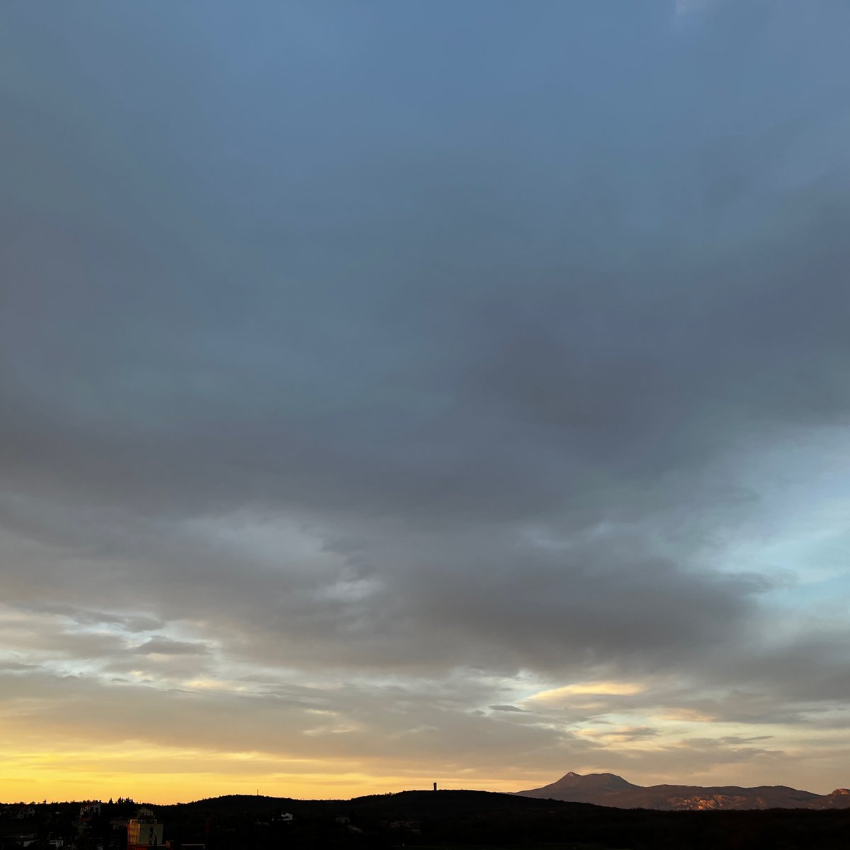 PluralMonolith's tweet photo. "The Golden Section", 04.04.23
#sunset #sunsetphotography #sunsets #mountains #skies #istra #isria #clouds #cloudscapes https://t.co/Ekw7E8cOIt
