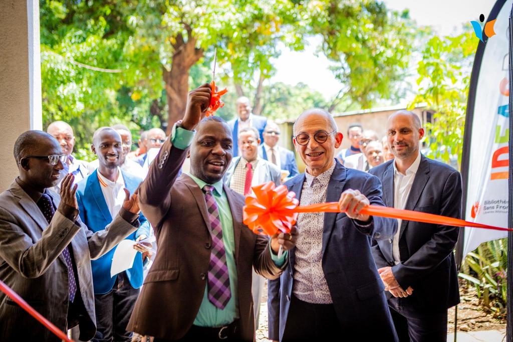 MagazineJimbere's tweet image. 📂 Comme promis dans le cadre du projet d'appui à la mobilité et à l'employabilité des #jeunes au #Burundi, l'@UB_Rumuri vient d'officiellement acquérir ce 04/04/2023, un espace équipé en outils #IdeasBox (bibliosansfrontieres.org/ideas-box/) pourvus de contenus numériques &amp;amp; physiques,