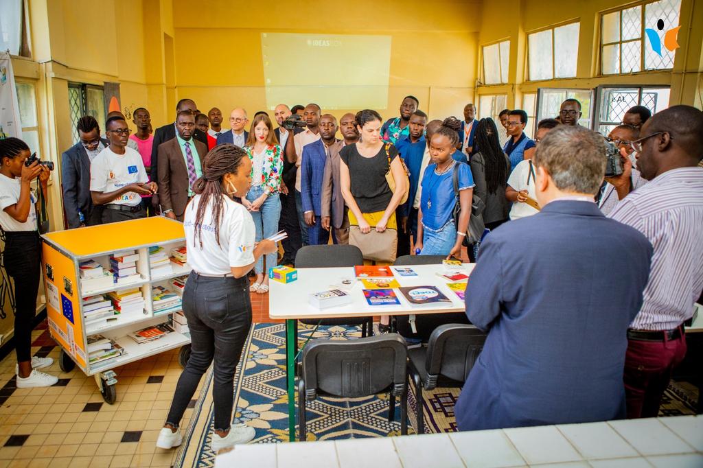 MagazineJimbere's tweet image. 📂 Comme promis dans le cadre du projet d'appui à la mobilité et à l'employabilité des #jeunes au #Burundi, l'@UB_Rumuri vient d'officiellement acquérir ce 04/04/2023, un espace équipé en outils #IdeasBox (bibliosansfrontieres.org/ideas-box/) pourvus de contenus numériques &amp;amp; physiques,