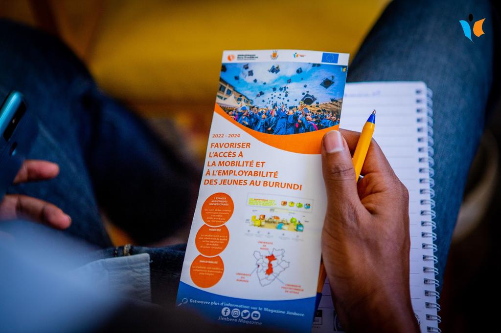 MagazineJimbere's tweet image. 📂 Comme promis dans le cadre du projet d'appui à la mobilité et à l'employabilité des #jeunes au #Burundi, l'@UB_Rumuri vient d'officiellement acquérir ce 04/04/2023, un espace équipé en outils #IdeasBox (bibliosansfrontieres.org/ideas-box/) pourvus de contenus numériques &amp;amp; physiques,