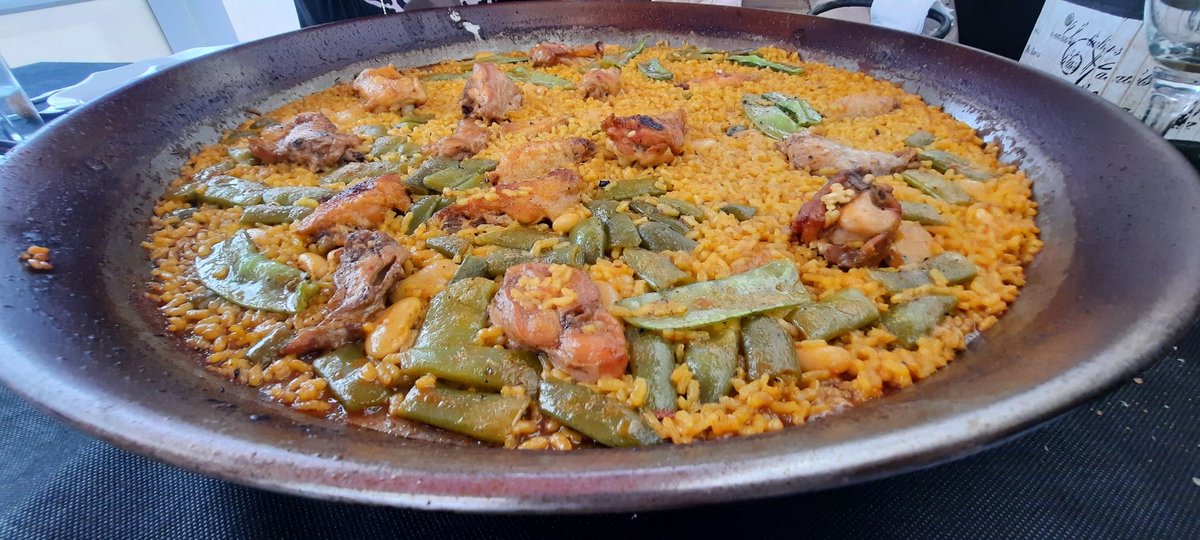 Espectacular comida hoy en la "Arrocería Mesón El Poble", en Oropesa del Mar😊almejas (exquisitas), patatas con la salsa secreta de la madre de Cristian, y una impecable paella valenciana. <a href="/Mr_Abraham_/">Abraham</a>, tienes que venir a probarla porque es muy, muy🔝👇🏻