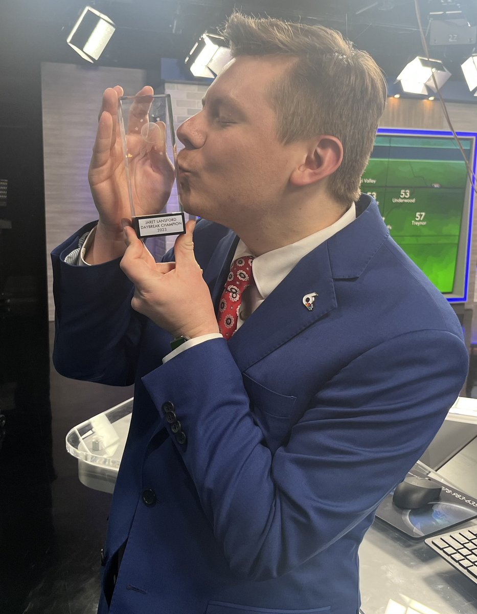 jlansfordwx's tweet photo. They DO have an award for that #trophies #bracketchamp #noluckinvolved #seriouslynoneatall https://t.co/RU2FTd5KUB