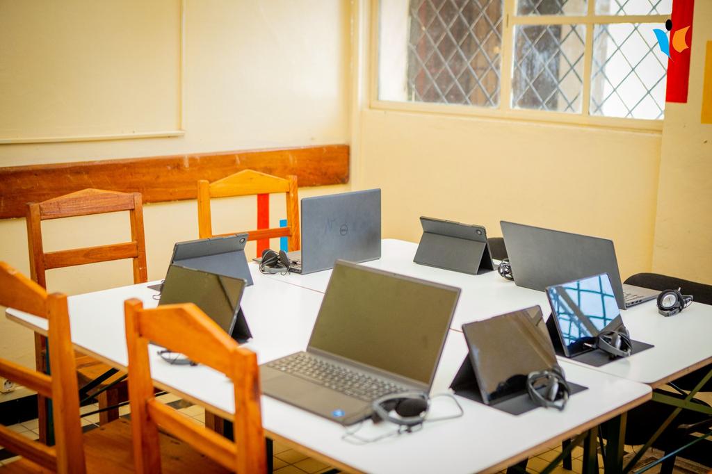 MagazineJimbere's tweet image. 🔰 @bengausset de @BSF_Inter, partenaire du @MagazineJimbere dans la mise en œuvre du projet de mobilité &amp;amp; de l'employabilité des #jeunes, financé par l'@UEauBurundi, souligne son engouement pour ces #IdeasBox déjà opérationnels dans 3 universités (@UPGBurundi, @Univ_Ngozi,