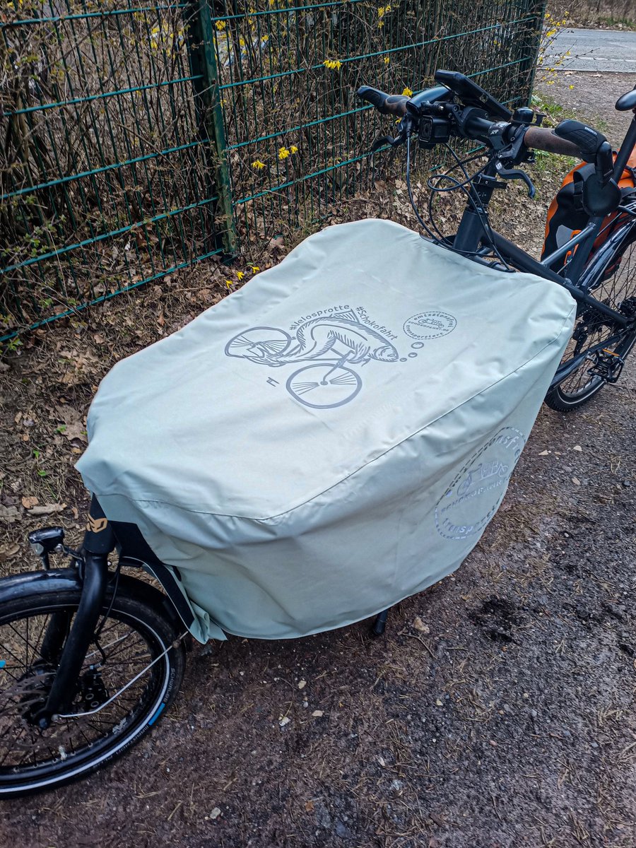 Pünktlich zur #Schokofahrt hat das <a href="/glckskind_de/">@glckskind@mastodon.social</a> noch mein 🐒aka #fischlader von <a href="/CargoHey/">CargoBikeMonkeys</a> neu eingekleidet.
Unverkennbar geht die #velosprotte wieder auf #schokofahrt 🥰
An dieser Stelle gehen auch Grüße raus an @de_nervbueddel